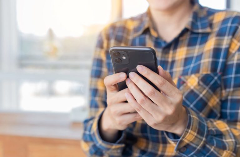 Are Phone Screens Bad For Your Eyes? Calgary